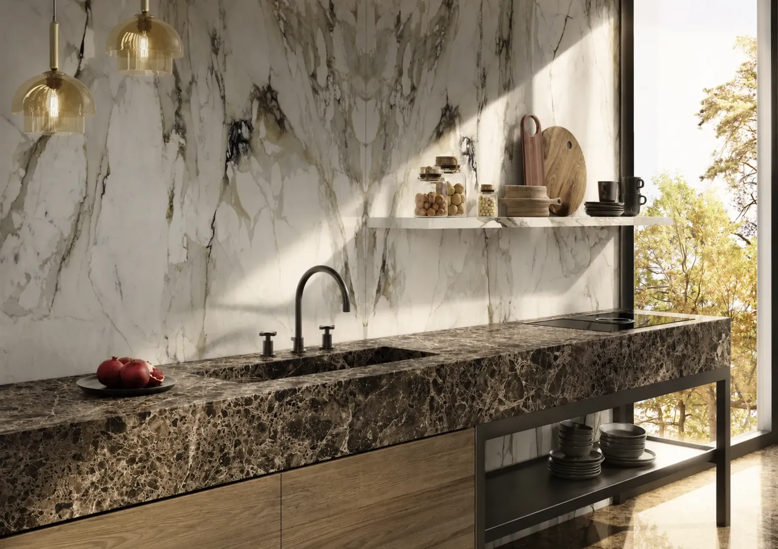 Cucina luminosa con pareti in marmo bianco e piano di lavoro in marmo scuro