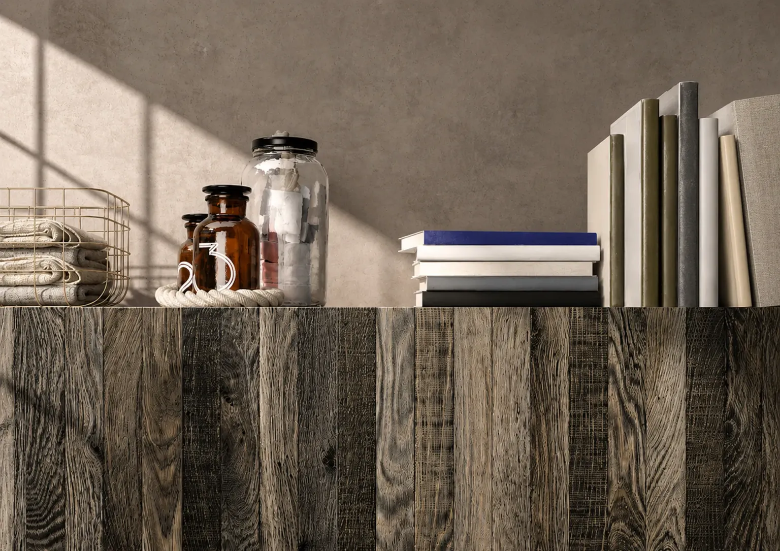 Credenza a doghe di legno scuro con libri e vasi in vetro ambrato