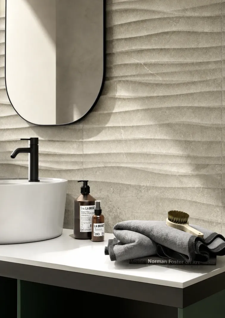 Ambientazione bagno minimal con parete texture ondeggiante