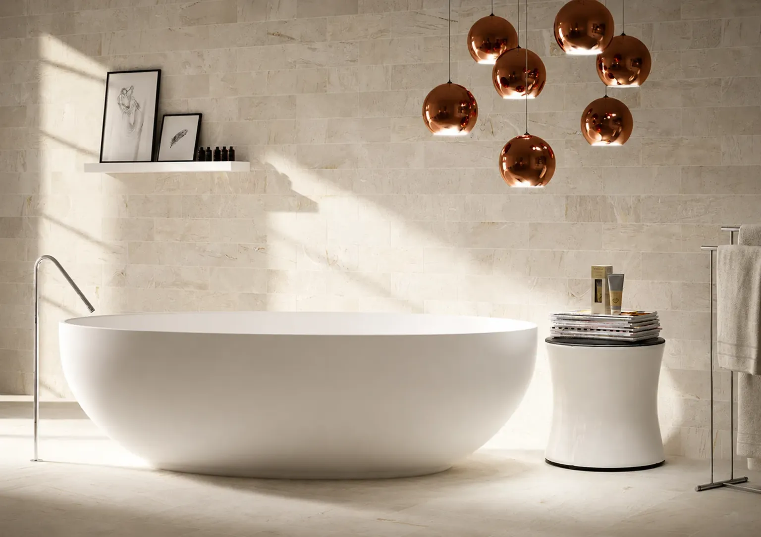 Bagno luminoso con vasca freestanding e parete in piastrelle chiare