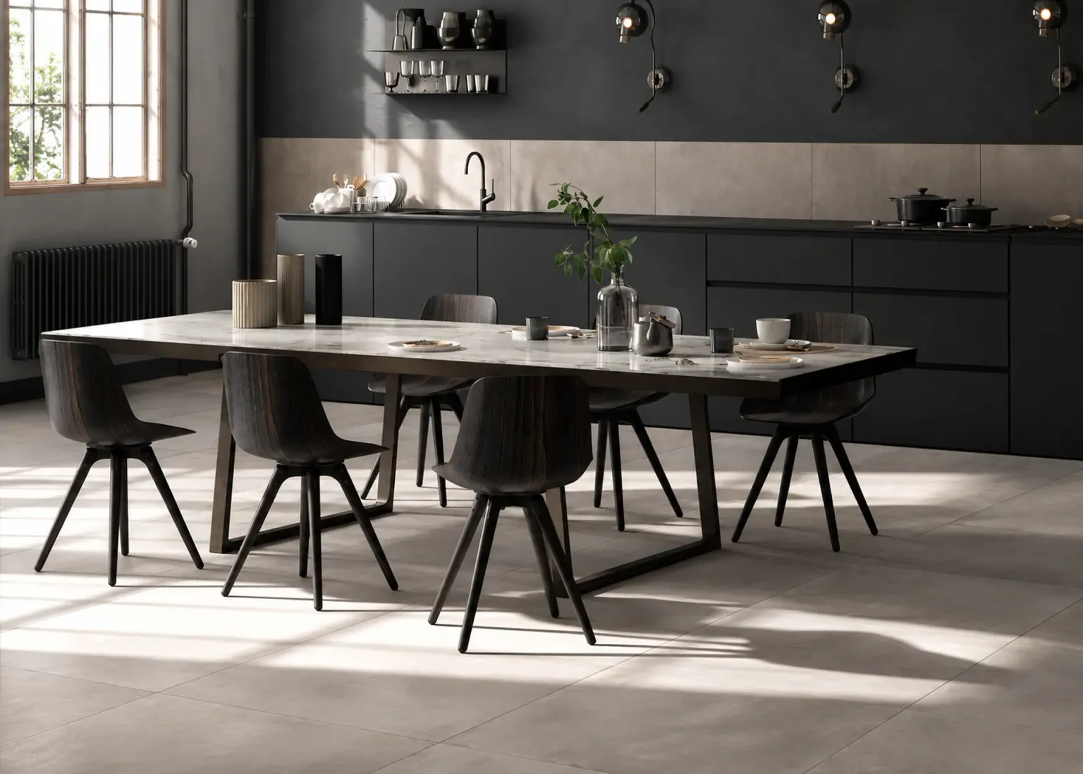 Cucina con arredi neri, tavolo in marmo chiaro e pavimento beige