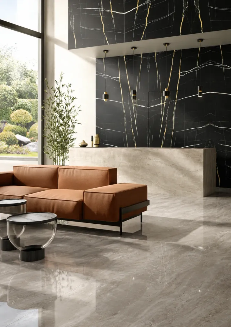 Ambiente living con sofa in pelle arancione e pavimento effetto marmo beige