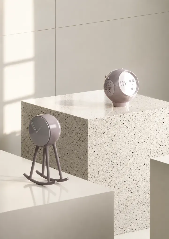 Composizione minimal con due orologi su piedistalli effetto graniglia