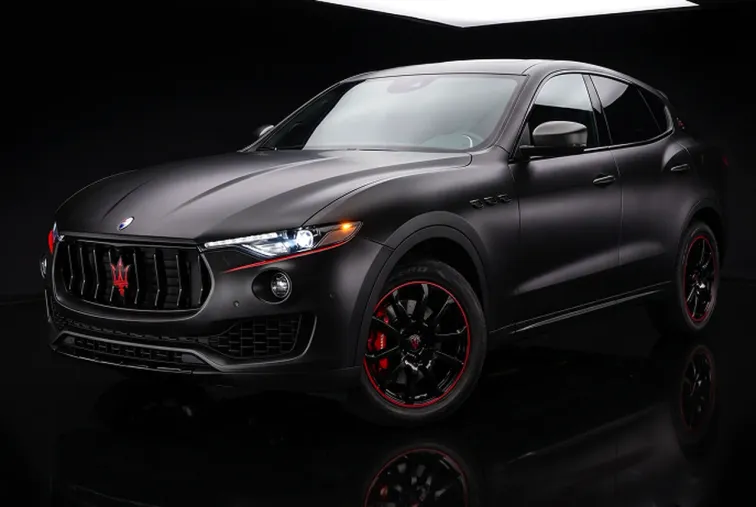 Maserati Levante nera opaca con dettagli rossi vista di tre quarti