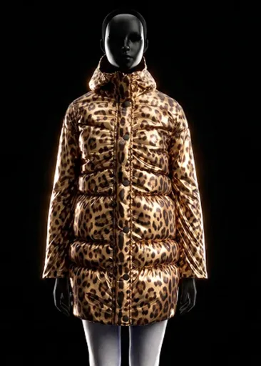Piumino lungo Opificio Modenese con stampa leopardata su manichino nero